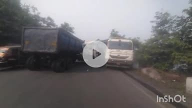 सिंगरौली: जयंत चौकी क्षेत्र के मुड़वानी डैम के पास दो टेलर वाहन आपस में भिड़े, चालक बाल-बाल बचे