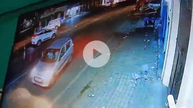 मिर्ज़ापुर: पूरजागिर चौराहे पर अल्टो कार सवारों ने बोलेरो चालक को पीटा, सीसीटीवी फुटेज हुआ वायरल, ओवरटेक को लेकर हुआ था विवाद