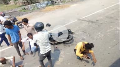 बरेली: सीबीगंज थाना क्षेत्र के झुमका चौराहे के पास तेज रफ्तार टेम्पो ने बाइक में मारी टक्कर, 3 बाइक सवार हुए घायल