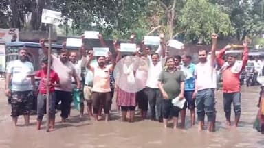 कोल: खैर रोड पर जलभराव से परेशान लोगों ने पानी में खड़े होकर किया प्रदर्शन, महापौर आवास का किया घेराव #jansamasya