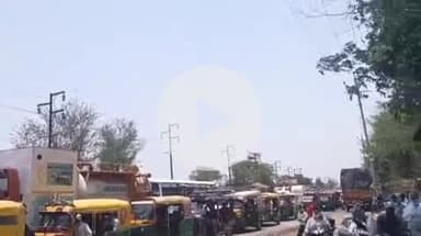 झांसी: रेलवे क्रॉसिंग हंसारी में लगा भयंकर जाम, राहगीर भीषण गर्मी में हुए परेशान