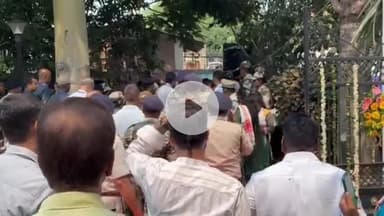 कांके: कोकर स्थित बिरसा मुंडा समाधि स्थल से पुलिस ने पूर्व मंत्री गीताश्री उरांव को समर्थकों के साथ हिरासत में लिया