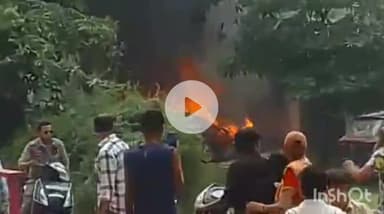 बरेली: सीबीगंज थाना क्षेत्र के कैंपर स्टेट कॉलोनी में खड़ी गाड़ियों में लगी भीषण आग, मौके पर पहुंची फायर ब्रिगेड