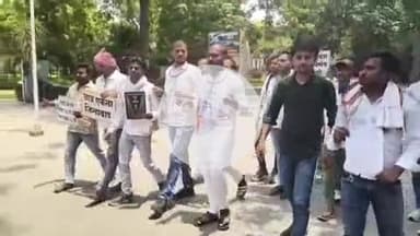 महात्मा गांधी काशी विद्यापीठ के छात्रों ने तीन सूत्रीय मांगों को लेकर हाथों में हथकड़ी पहनकर किया प्रदर्शन