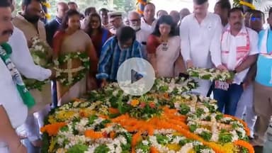 कांके: कोकर स्थित भगवान बिरसा मुंडा की समाधि स्थल पर पुण्यतिथि के अवसर पर सीएम ने अर्पित की श्रद्धांजलि