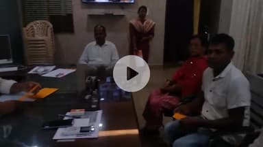 बूरमू: बुढमु प्रखंड विकास पदाधिकारी को मंडा पूजा समिति उमेदंडा के अध्यक्ष ने दिया निमंत्रण पत्र