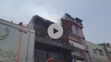 झांसी: कचहरी चौराहे से सदर बाजार जाने वाले मार्ग पर कपड़े के पीटर इंग्लैंड शोरूम के AC के आउटडोर में हुआ शॉर्ट सर्किट, लगी आग