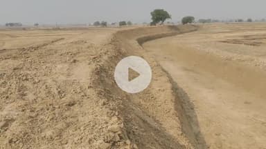 चेनारी प्रखंड लघु सिंचाई विभाग द्वारा हर खेत जल पहुंचने की योजना बना रही है खेत में गाड़ी ले जाने के लिए कोई व्यवस्था नह