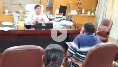 हज़ारीबाग: उपायुक्त को जनता दरबार में मिले दो दर्जन आवेदन, समस्याओं के शीघ्र समाधान के दिए निर्देश