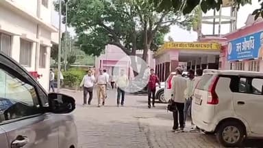 बदायूं: बदायूं के जिला महिला अस्पताल के SNCU सेंटर पर चार बच्चों की मौत के मामले में लखनऊ की टीम जांच करने पहुंची