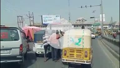 फिरोज़ाबाद: सुभाष चौराहे के पास टेम्पो ऒर ई रिक्सा चालक में बीच रोड पर हुयी जमकर ढिशुम ढिशुम, मारपीट का वीडियो वायरल