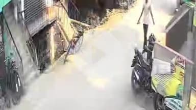 साइकिल चोरी करते हुए एक व्यक्ति का वीडियो सोशल मीडिया पर तेज़ी से वायरल