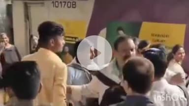 अंबरनाथ: बदलापूर रेल्वे स्थानकावर प्रवाशांमध्ये झाली हाणामारी; व्हिडीओ व्हायरल