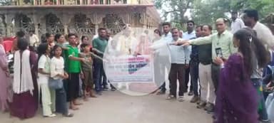 बाबई: माखन नगर में गुरुदेव शिक्षा एवं समाज सेवा समिति ने नवदंपति को जल गंगा संवर्धन की शपथ दिलाई