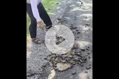 तुलसीपुर: घटिया सड़क निर्माण का वीडियो हुआ वायरल, सहायक अभियंता ने जताई नाराज़गी, ग्रामीणों ने की जांच की मांग