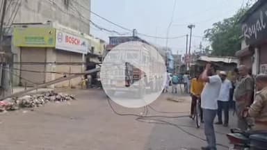 बहराइच: मेवातीपुरा इलाके में ट्रक की ठोकर से क्षतिग्रस्त हुआ विद्युत पोल, बड़ा हादसा टला, विद्युत सप्लाई हुई बाधित