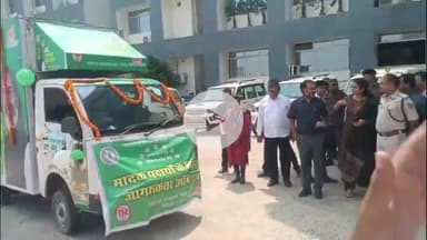 गिरिडीह: समाहरणालय परिसर से मादक पदार्थों के विरुद्ध जागरूकता अभियान के लिए तीन प्रचार वाहन रवाना