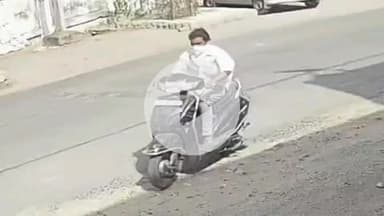 झांसी: सदर बाजार में पानी की टंकी के पास से एक चोर ने चुराई स्कूटी, चोरी का सीसीटीवी आया सामने, पीड़ित ने थाने में की शिकायत