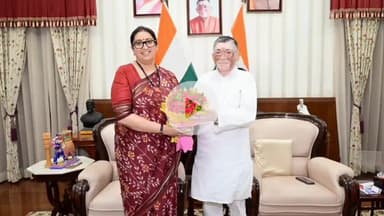 कांके: राजभवन में पूर्व केंद्रीय मंत्री स्मृति ईरानी ने राज्यपाल संतोष कुमार गंगवार से मुलाकात की