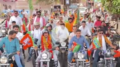 देवेंद्रनगर: मुख्यमंत्री द्वारा महाविद्यालय की घोषणा किए जाने पर बृजपुर क्षेत्र के लोगों के द्वारा निकाली गई आभार यात्रा।