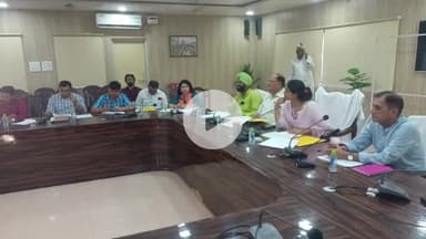 अमरोहा: तालाब खुदाई में लापरवाही पर जिला अधिकारी ने अमरोहा बीडीओ का वेतन कार्य पूर्ण होने तक रोका, दी चेतावनी