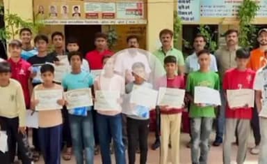 बारां: राजकीय उच्च माध्यमिक विद्यालय में फुटबाल प्रशिक्षण शिविर के समापन पर खिलाड़ियों को शर्ट व सम्मान पत्र देकर किया सम्मानित