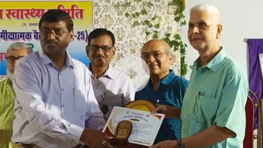 बेतिया: परिवार नियोजन के बेहतर कार्य के लिए स्वास्थ्यकर्मी हुए पुरस्कृत