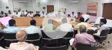 बलिया: जिलाधिकारी मंगला प्रसाद सिंह ने कलेक्ट्रेट सभागार में उप कृषि निदेशक और जिला कृषि अधिकारी के साथ की बैठक