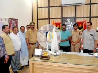 झांसी: ऑटो चालक ने दिखाई ईमानदारी, आगरा के सर्राफा व्यापारी का जेवरात से भरा बैग लौटाया, एसएसपी ने किया सम्मानित