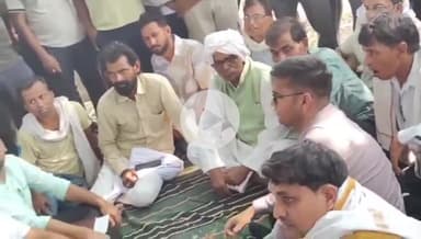 राजातालाब: नई अर्बन टाउनशीप के लिए सड़क चौड़ीकरण के खिलाफ धरने पर बैठे किसानों से राजातालाब के एडीएम ने की मुलाकात