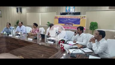 अमरोहा: अमरोहा डीएम ने अधिकारियों को निर्देश दिए, हर ग्राम पंचायत में लाइब्रेरी, जिम और खेल का मैदान बनाने के लिए