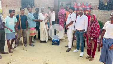 चान्हो: जिला परिषद सदस्य ने मृतक के परिजनों से मिलकर आर्थिक सहायता दी