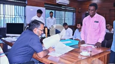 गिरिडीह: उपायुक्त रामनिवास यादव ने डीसी ऑफिस के कार्यालय प्रकोष्ठ में लगाया जनता दरबार