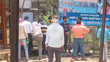 माधौगढ़: माधौगढ़ में भीषण गर्मी से लोग परेशान, पानी के लिए लगी लंबी लाइन