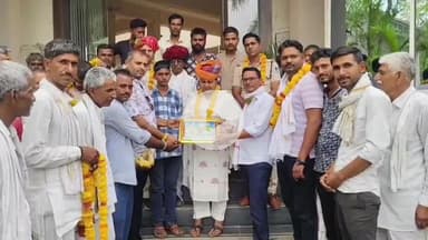 सारंगपुर: सारंगपुर पुलिस ने गुम बालक को 12 घंटे में उज्जैन से खोजा, परिजनों ने पुलिस का साफा पहनकर किया सम्मान