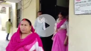 फतेहपुर: स्मार्ट मीटर से गलत बिल निकलने पर उपभोक्ता परेशान, लोकतांत्रिक गुलाबी गैंग ने एक्सईएन को घेरा, बुलेट चौराहा का मामला