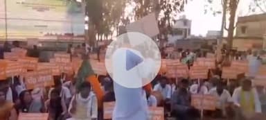 पांकी: दलित महिला से मारपीट के आरोपी पारा शिक्षक की गिरफ्तारी की मांग तेज, विधायक डॉ. कुशवाहा शशिभूषण मेहता ने पांकी थाना घेरा