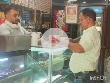 श्योपुर: कलेक्टर अर्पित वर्मा के निर्देश पर खाद्य विभाग ने मिठाई की दुकानों से नमूने लिए