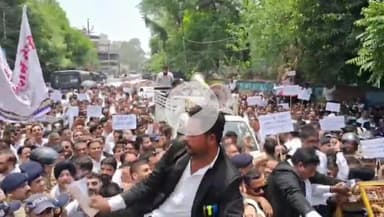 देहरादून: यूसीसी के खिलाफ देहरादून में वकीलों ने किया सचिवालय कूच, प्रदर्शनकारियों और पुलिस के बीच हुई धक्का-मुक्की