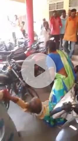 माधौगढ़: माधौगढ़ तहसील में दो महिलाओं द्वारा बुजुर्ग को घसीटने और दो युवकों का मारपीट करते हुए वीडियो हुआ वायरल