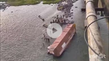 धार: तेज हवा और आंधी में खलघाट पुल से नर्मदा नदी में गिरा कारों से भरा कंटेनर