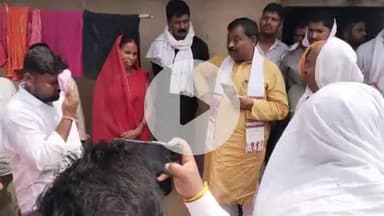 पांकी: पांकी के बस डीहा गांव में दलित पीड़ित महिला से मिले पांकी विधायक कुशवाहा डॉक्टर शशी भूषण मेहता