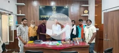 कुम्हारिया मे सडक निर्माण करवाने के लिऐ सासद व विधायक महोदय के नाम उपखण्ड अधिकारी को दिलीप राणावत ने ध्यापन दिया।