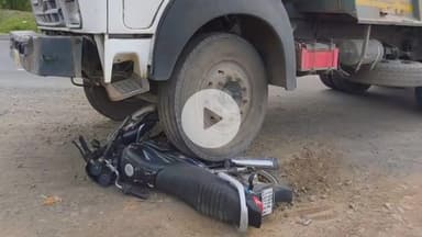 सीतामऊ: नयाखेड़ा हाईवे पर डंपर और दोपहिया वाहन की टक्कर, डंपर के नीचे दबा वाहन, चालक बाल-बाल बचा