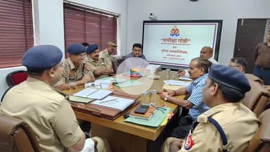 झांसी: डीआईजी रेंज कार्यालय में डीआईजी ने अपराध नियंत्रण के दृष्टिगत की मासिक अपराध समीक्षा बैठक, दिए आवश्यक निर्देश