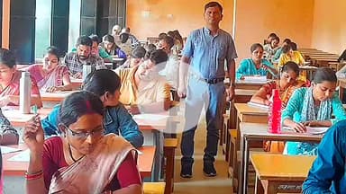 लांजी: लांजी में BSW-MSW की वार्षिक परीक्षाएं शुरू, सिंगोला की लक्ष्वन्ति 10 माह के बच्चे को लेकर परीक्षा देने पहुँची