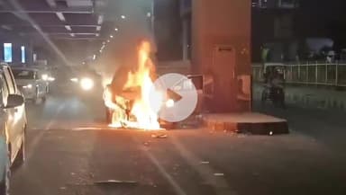 दादरी: नोएडा सेक्टर 61 में चलती कार बनी आग का गोला,कैब ड्राइवर ने कूदकर बचाई अपनी जान !!