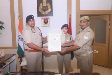 बरेली: चोरी की घटना का खुलासा करने पर एसएसपी ने दो सिपाहियों को ₹5000 का नकद इनाम देकर किया सम्मानित