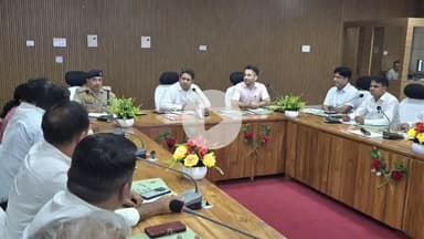 झांसी: जिलाधिकारी ने कलेक्ट्रेट के नवीन सभागार में जिलास्तरीय उद्योग बन्धु समिति की बैठक की, दिए आवश्यक निर्देश