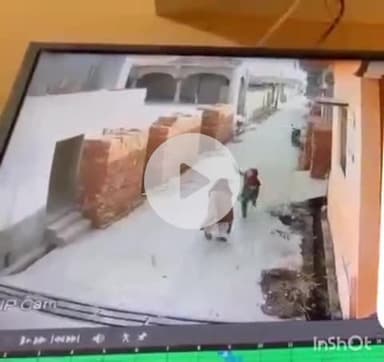 जानसठ: ककरौली क्षेत्र के गांव तेवडा में मामूली विवाद के चलते दो दबंग महिलाओं ने एक महिला को जमकर पीटा, CCTV फुटेज हुआ वायरल